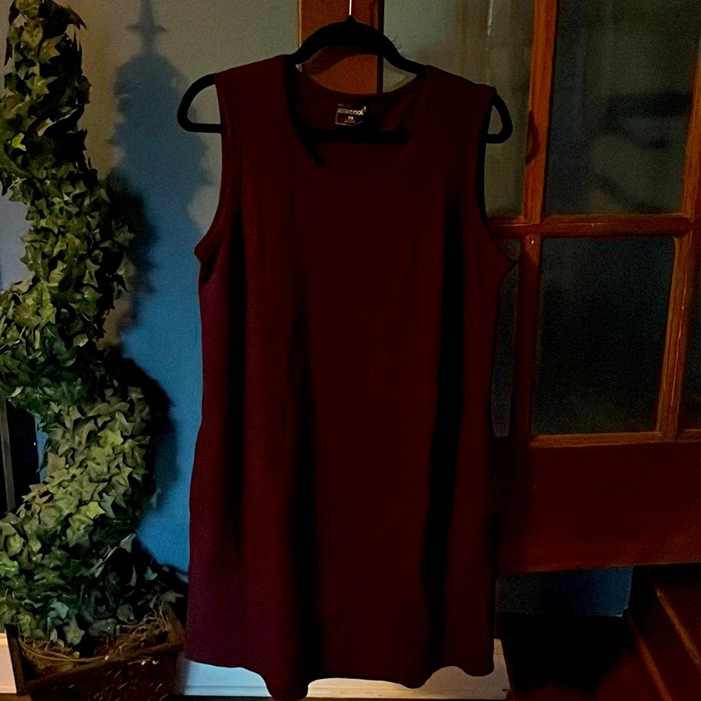 Soft & cool Burgundy 32 Degrees sleeveless midi dress with pockets. Size Large